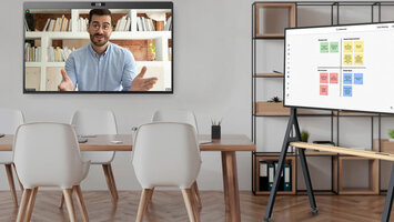 Zwei leere D7X Whiteboards, einmal mobil und einmal an der Wand montiert, in einem leeren Meetingraum