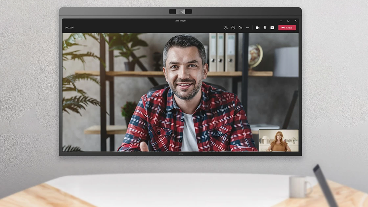 Blick vom Konferenztisch auf das DTEN D7X mit geöffnetem Videokonfenrezclient