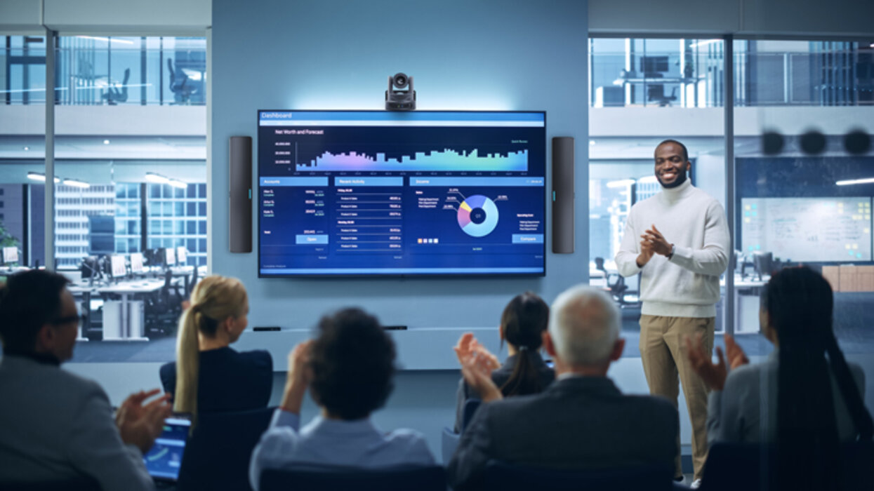 Bild von einer Präsentation in einem Konferenzraum, in dem die Q-SYS VisionSuite verwendet wird