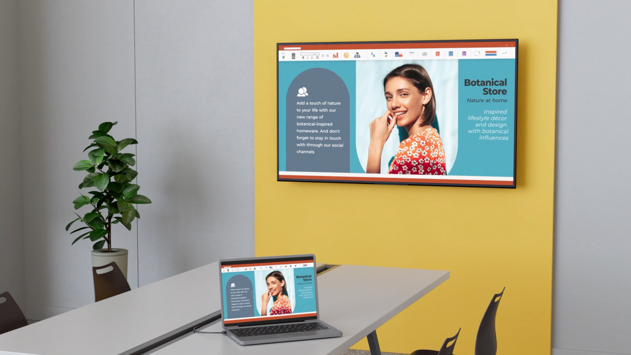 Ein mittelgroßer Konferenzraum mit dem Sony BRAVIA BZ20L an der Wand, davor ein Tisch auf dem ein Laptop mit Content Sharing steht