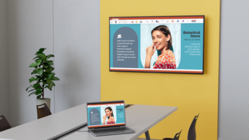 Ein mittelgroßer Konferenzraum mit dem Sony BRAVIA BZ20L an der Wand, davor ein Tisch auf dem ein Laptop mit Content Sharing steht