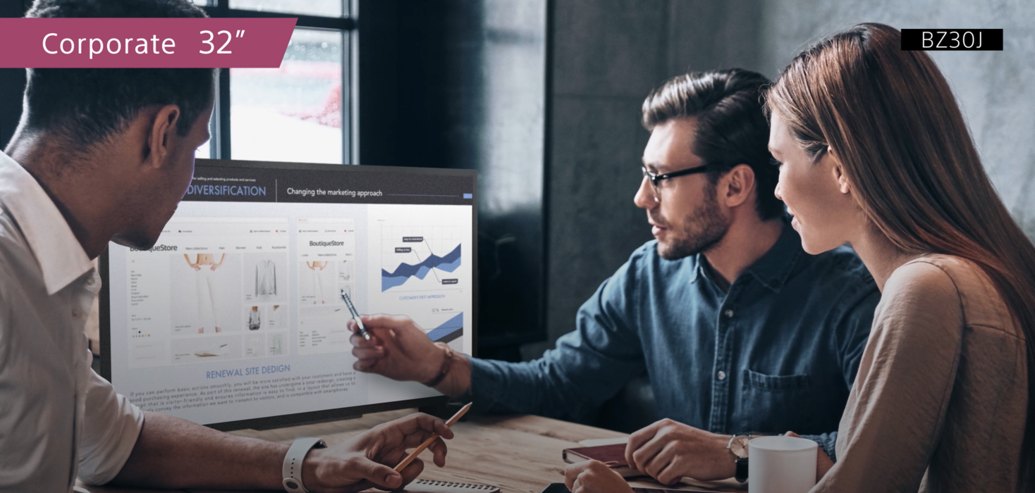 Ein 32" SONY BRAVIA BZ30J in einem kleinen Raum, drei Personen sitzen davor und besprechen sich zu den Inhalten auf dem Bildschirm