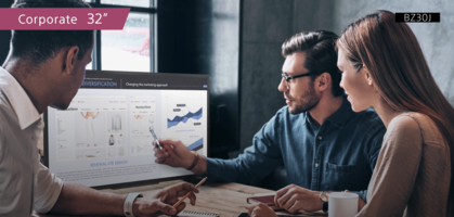 Ein 32" SONY BRAVIA BZ30J in einem kleinen Raum, drei Personen sitzen davor und besprechen sich zu den Inhalten auf dem Bildschirm