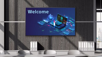 Blick auf eine Rezeption mit dem SONY BRAVIA BZ30L im Hintergrund