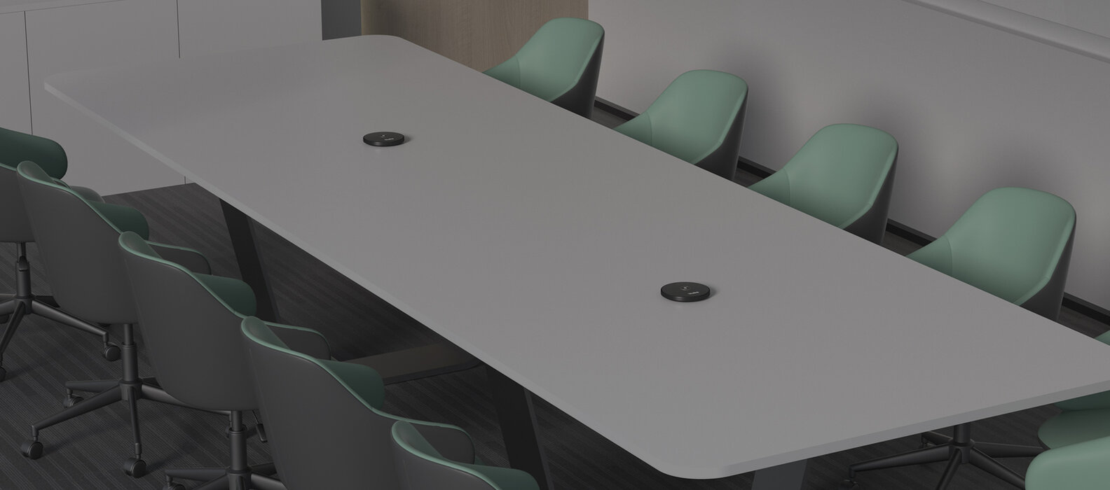 Zwei Yealink VCM35  liegen in einem mittelgroßen Konferenzraum auf einem Tisch