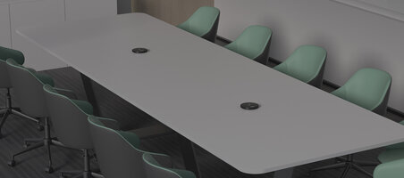 Zwei Yealink VCM35  liegen in einem mittelgroßen Konferenzraum auf einem Tisch