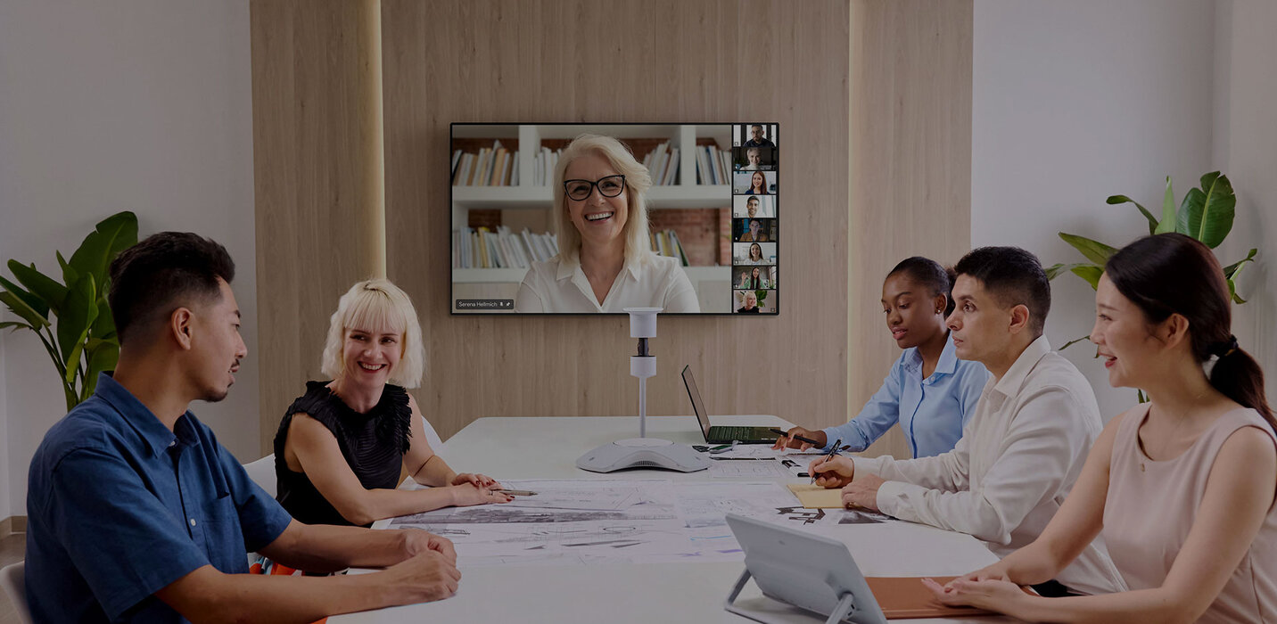 Ein besetzter Konferenzraum mit dem Yealink MVC S60