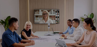 Ein besetzter Konferenzraum mit dem Yealink MVC S60